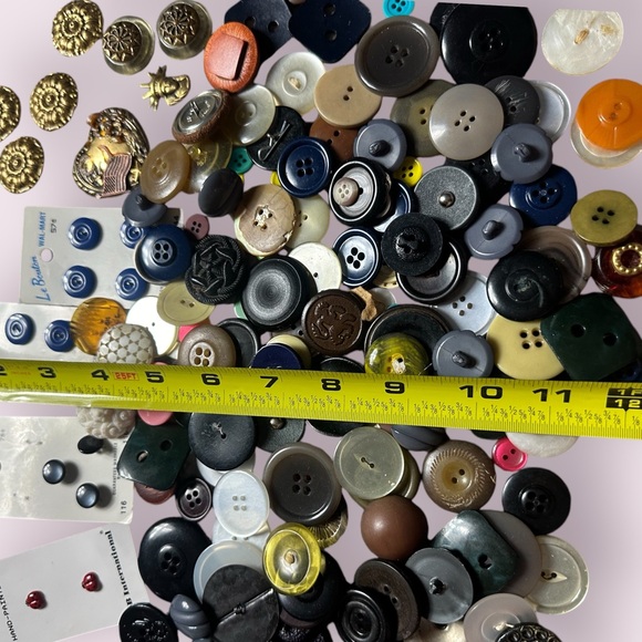 Large Lot Of Vtg Buttons For Sewing Crafts Scrapbooks Mix Of Sizes & Colors - Picture 16 of 16